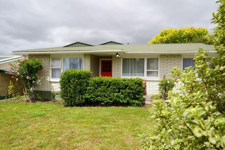 Photo of property in 4 D'urville Place, Kelvin Grove, Palmerston North, 4414