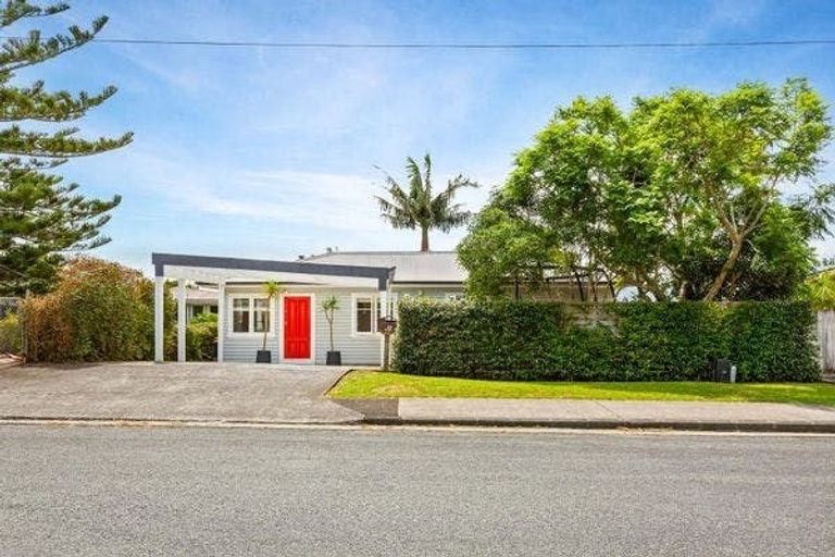 Photo of property in 46 Renata Crescent, Te Atatu Peninsula, Auckland, 0610
