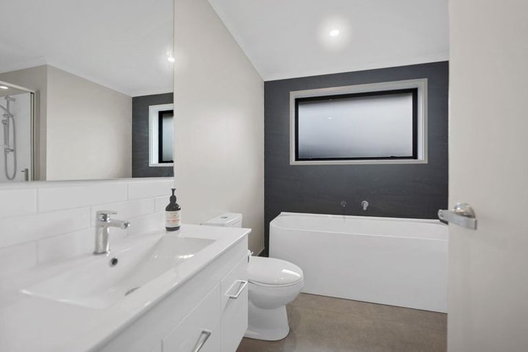Photo of property in 12 Porokaiwhiri Avenue, Helensville, 0800