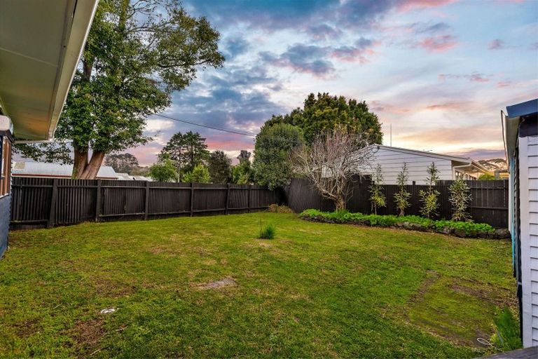 Photo of property in 11 Ranui Station Road, Ranui, Auckland, 0612