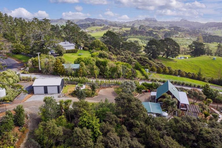 Photo of property in 200 Tawa Road, Kumeu, 0891