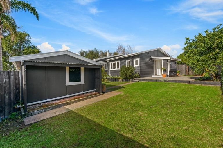 Photo of property in 37 Waimumu Road, Massey, Auckland, 0614