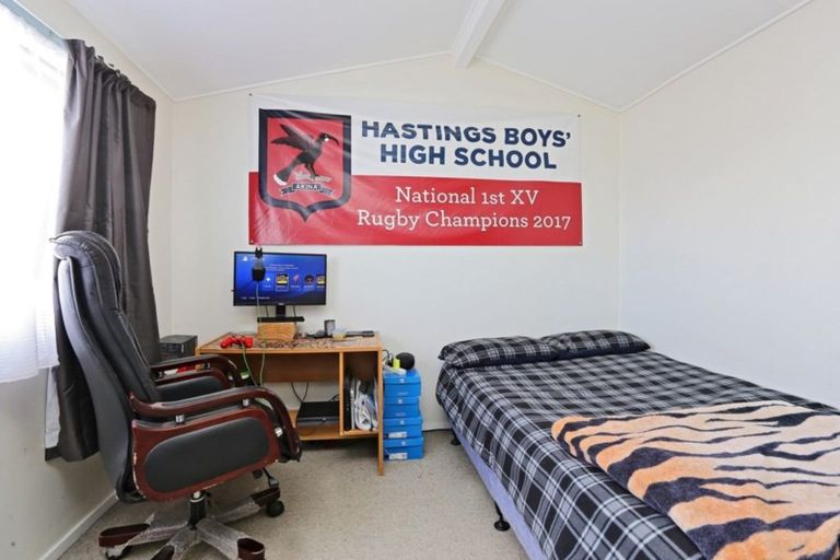 Photo of property in 2/2 Heretaunga Street East, Parkvale, Hastings, 4122