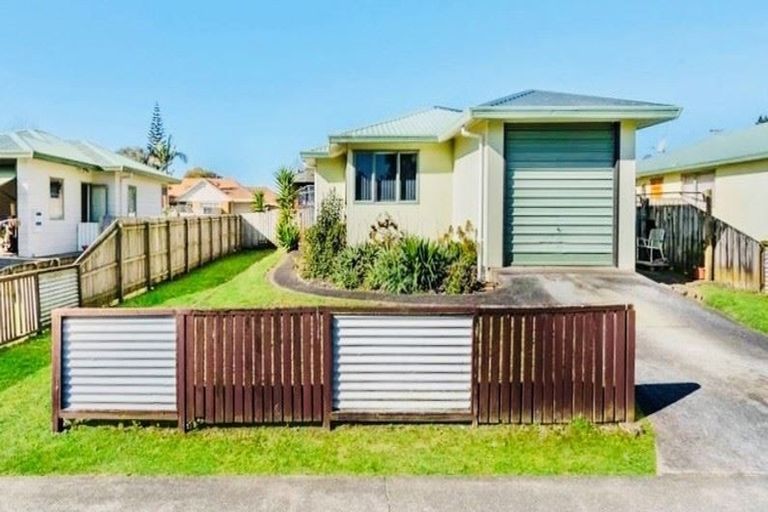 Photo of property in 15 Josie Lane, Manurewa, Auckland, 2102