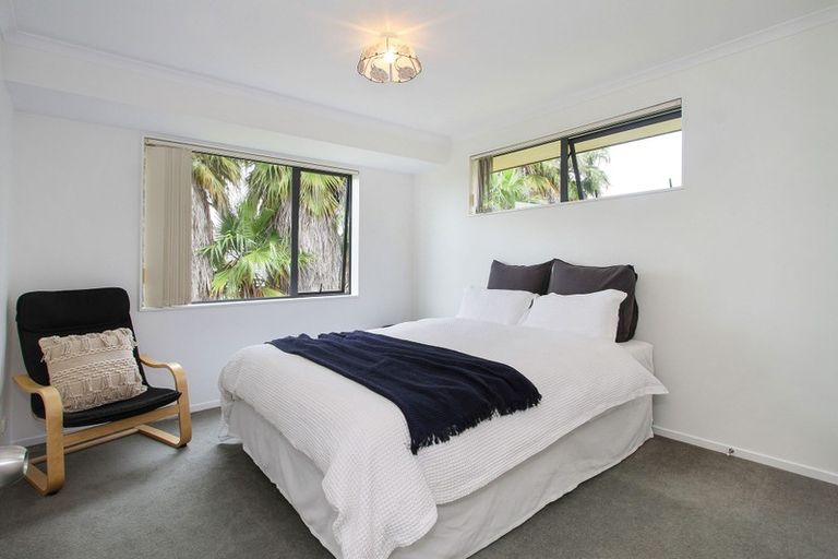 Photo of property in 2 Plumstead Rise, Glen Eden, Auckland, 0602