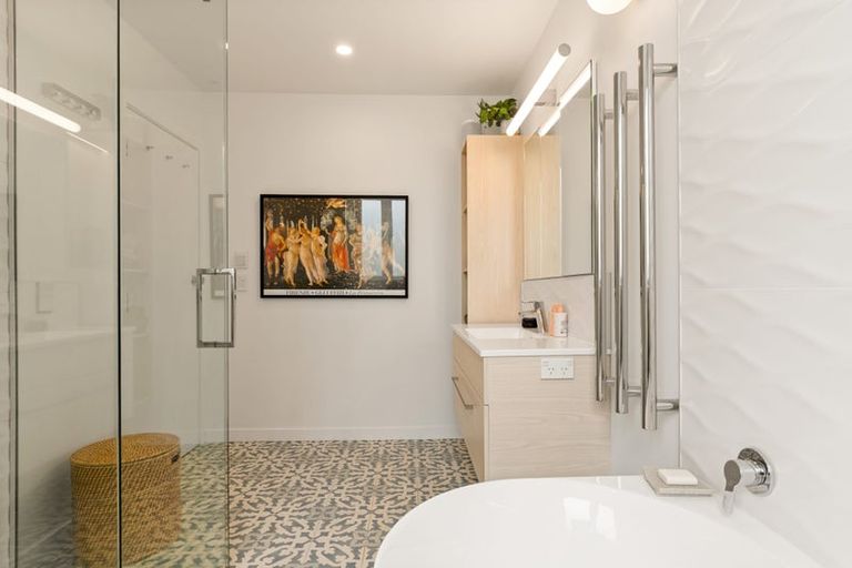 Photo of property in 2 Maida Vale Road, Roseneath, Wellington, 6011