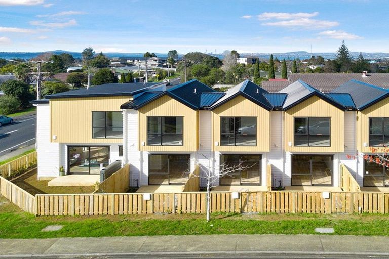 Photo of property in 2/2a Mantra Road, Massey, Auckland, 0614