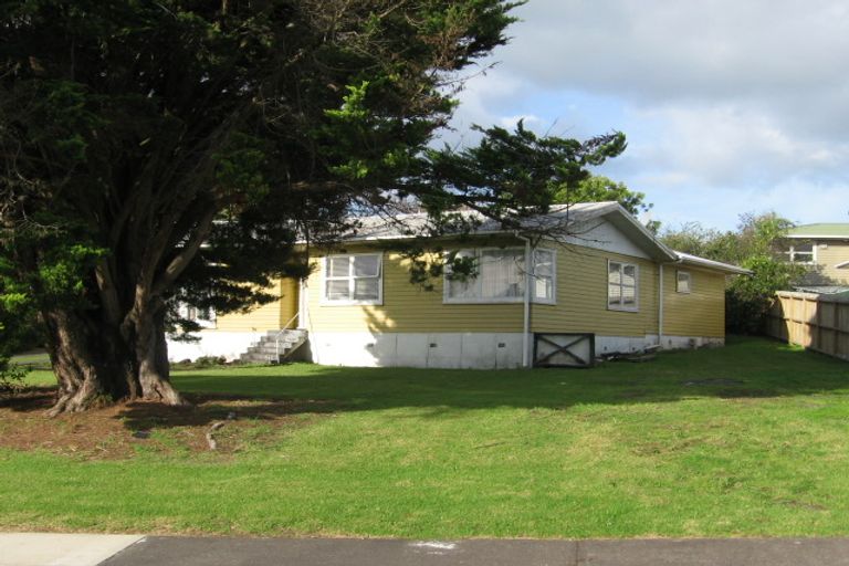 Photo of property in 3 Gill Avenue, Te Atatu Peninsula, Auckland, 0610