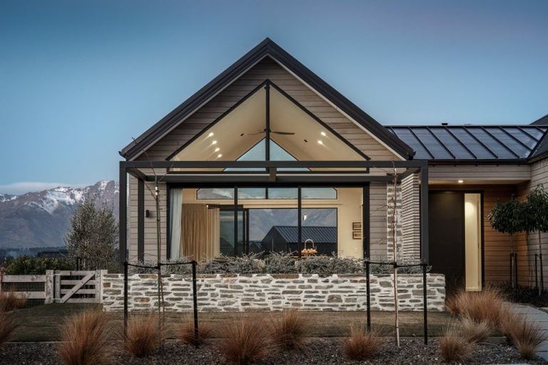 Photo of property in 11 Deans Drive, Wanaka, 9305