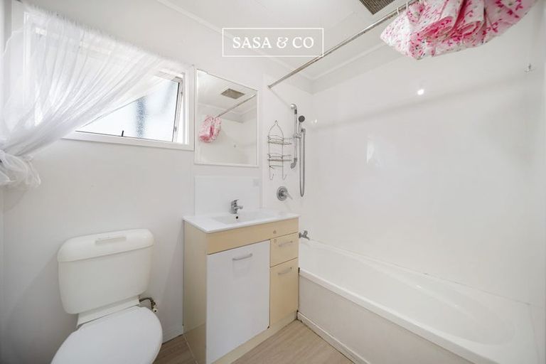 Photo of property in 2/6 Bundena Place, Clendon Park, Auckland, 2103