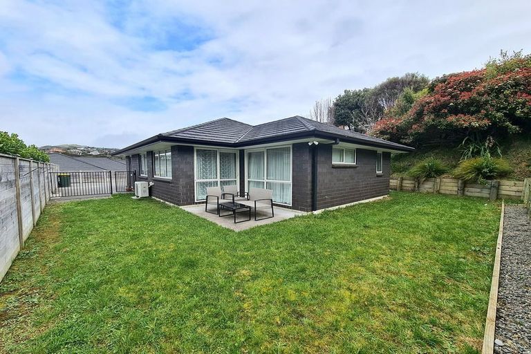 Photo of property in 19 Mooring Close, Whitby, Porirua, 5024