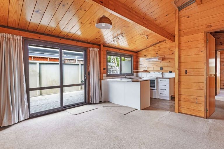 Photo of property in 6 Aries Place, Kawaha Point, Rotorua, 3010