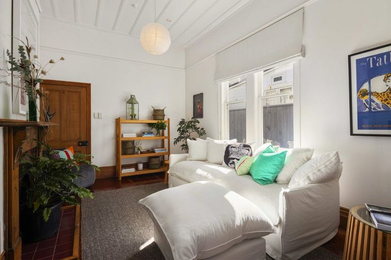 Photo of property in 18 Porritt Avenue, Mount Victoria, Wellington, 6011