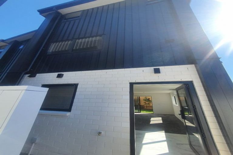 Photo of property in 9/59 Neil Avenue, Te Atatu Peninsula, Auckland, 0610