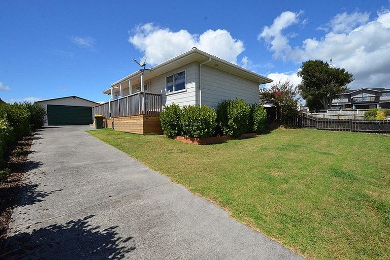 Photo of property in 18 Bundena Place, Clendon Park, Auckland, 2103