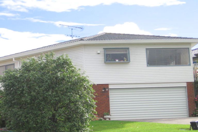 Photo of property in 18 Montcalm Close, Orewa, 0931