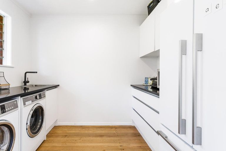 Photo of property in 33 Noall Street, Te Atatu Peninsula, Auckland, 0610