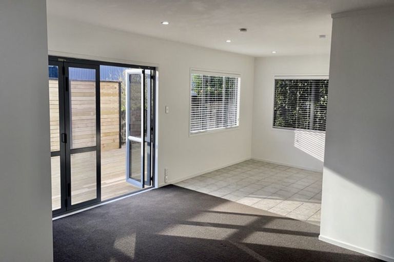 Photo of property in 2/90 Pupuke Road, Hillcrest, Auckland, 0627