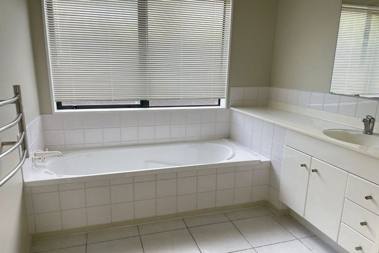 Photo of property in 20 Jade Court, Rosedale, Auckland, 0632