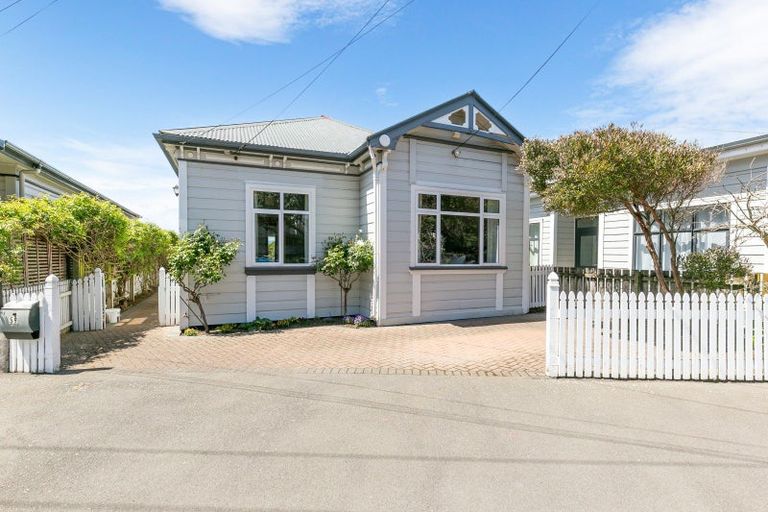 Photo of property in 59 Queens Drive, Lyall Bay, Wellington, 6022