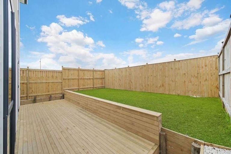Photo of property in 27 Woven Place, Karaka, Papakura, 2113