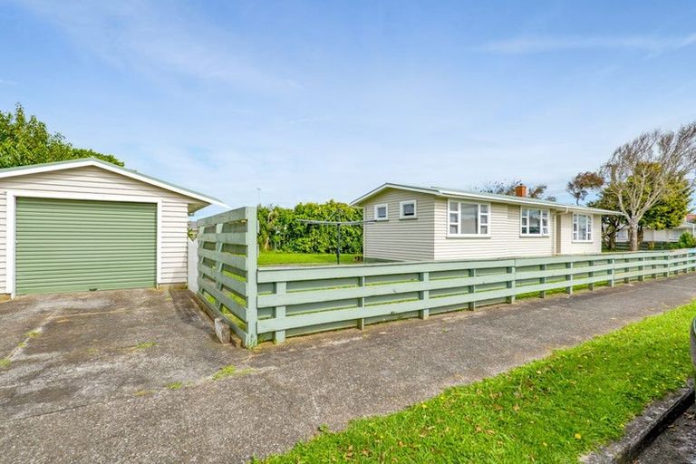 Photo of property in 1 Pacey Avenue, Hawera, 4610