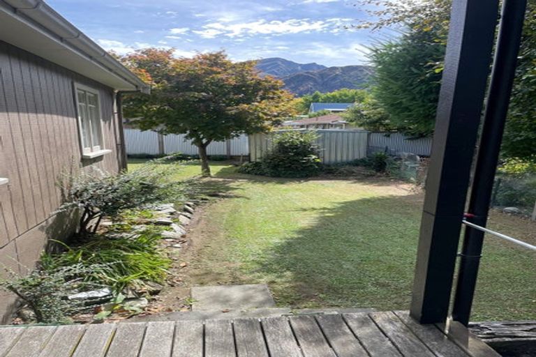 Photo of property in 11-13 Pritchard Street, Newlands, Wellington, 6037
