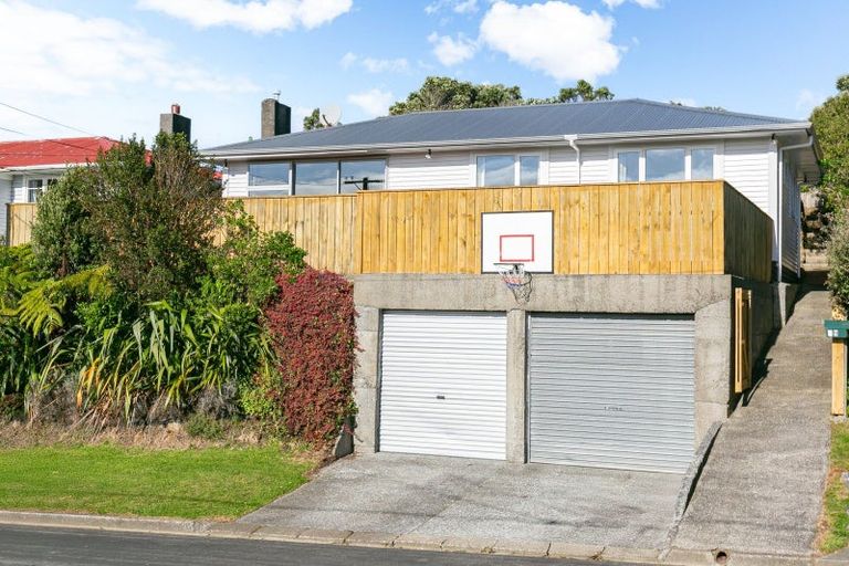 Photo of property in 9 Balmain Street, Newlands, Wellington, 6037