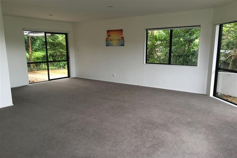 Photo of property in 2/5 Seaford Place, Murrays Bay, Auckland, 0630