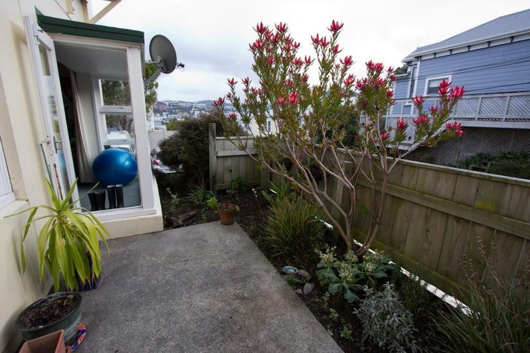 Photo of property in 2u2 Scarborough Terrace, Mount Victoria, Wellington, 6011