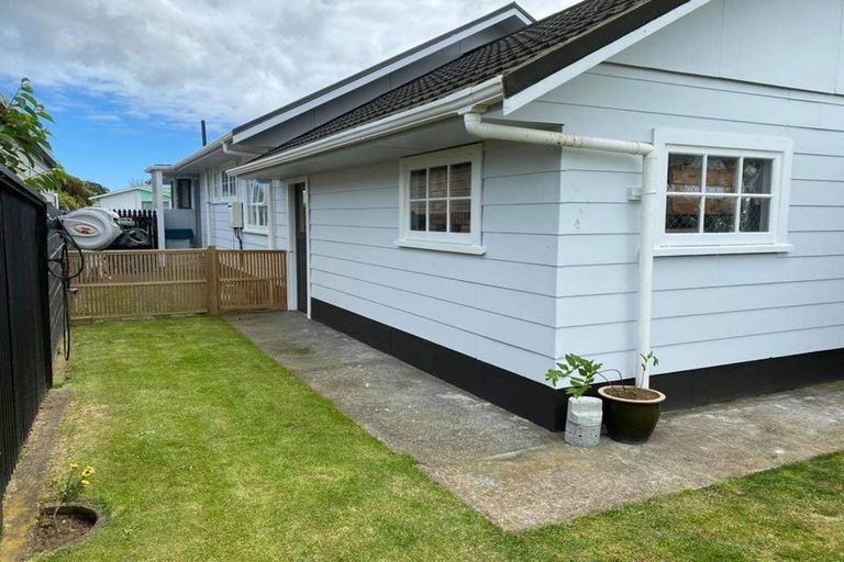 Photo of property in 16 Kamahi Avenue, Hawera, 4610