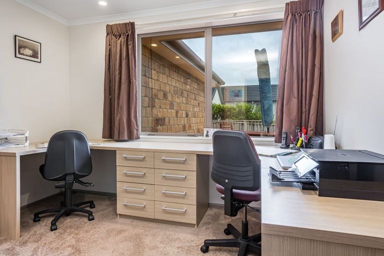 Photo of property in 9 Hollyford Place, Aotea, Porirua, 5024