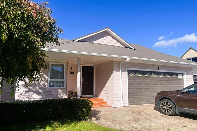 Photo of property in 1 Laredo Grove, Totara Park, Upper Hutt, 5018