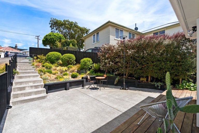 Photo of property in 19 Kereru Bend, Tawa, Wellington, 5028