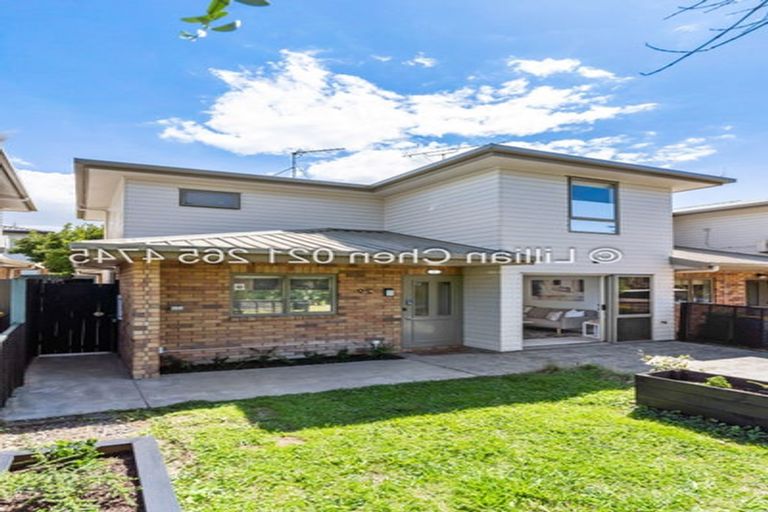 Photo of property in 27 Verdale Circle, Glen Eden, Auckland, 0602