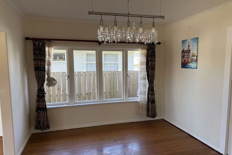 Photo of property in 17 Beach Road, Te Atatu Peninsula, Auckland, 0610