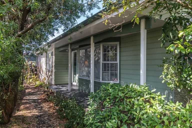 Photo of property in 52 Rewarewa Crescent, Waikanae, 5036