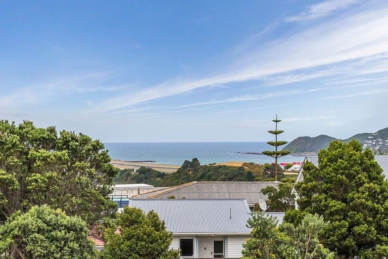 Photo of property in 27 Akaroa Drive, Maupuia, Wellington, 6022