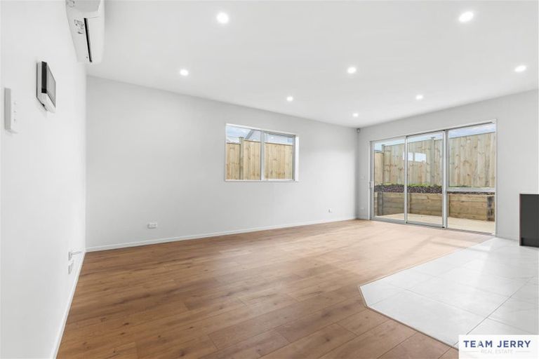 Photo of property in 43 Tributary Parade, Karaka, 2113