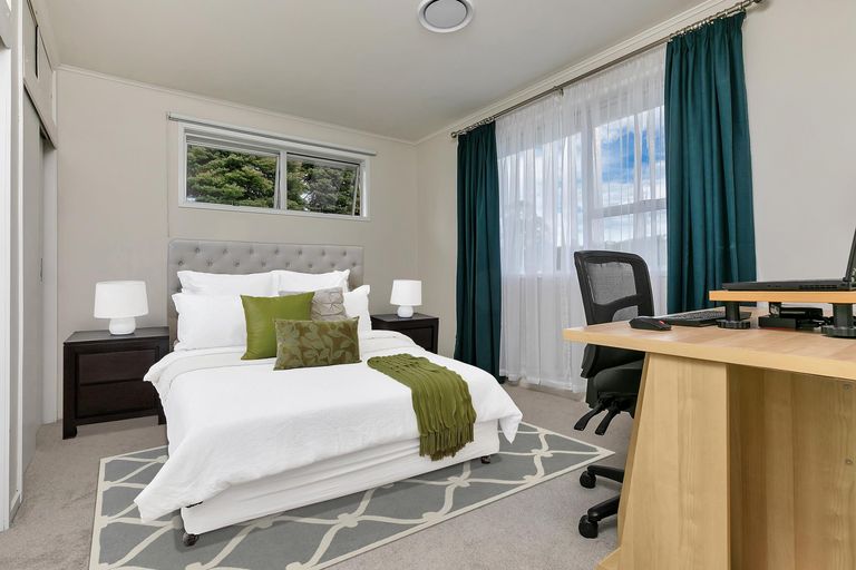 Photo of property in 9 Kama Place, Sunnynook, Auckland, 0620