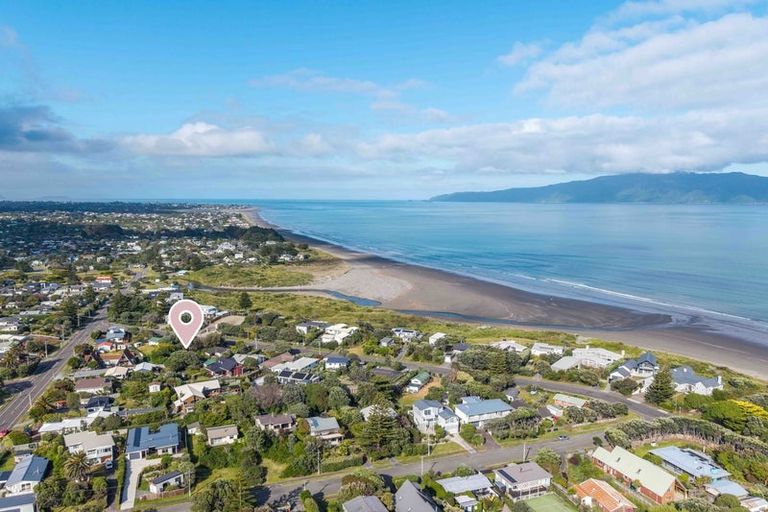 Photo of property in 42 Field Way, Waikanae Beach, Waikanae, 5036