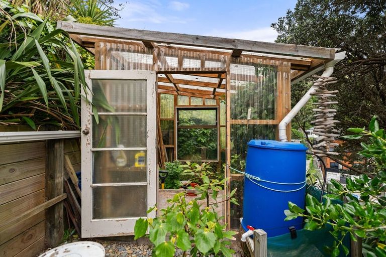 Photo of property in 66 Hungerford Road, Houghton Bay, Wellington, 6023