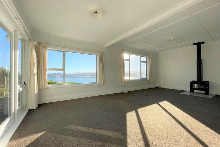 Photo of property in 24 Hungerford Road, Lyall Bay, Wellington, 6022