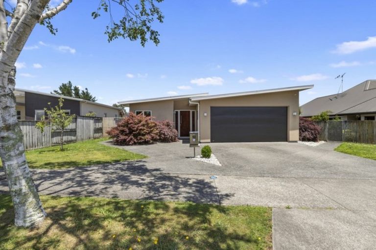 Photo of property in 92 Saint James Drive, Huntington, Hamilton, 3210