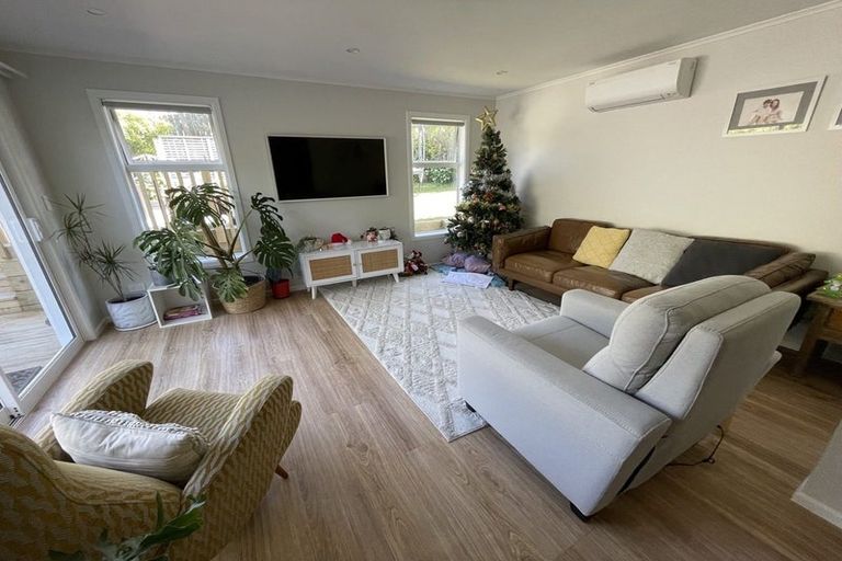 Photo of property in 6 Alder Place, Newlands, Wellington, 6037