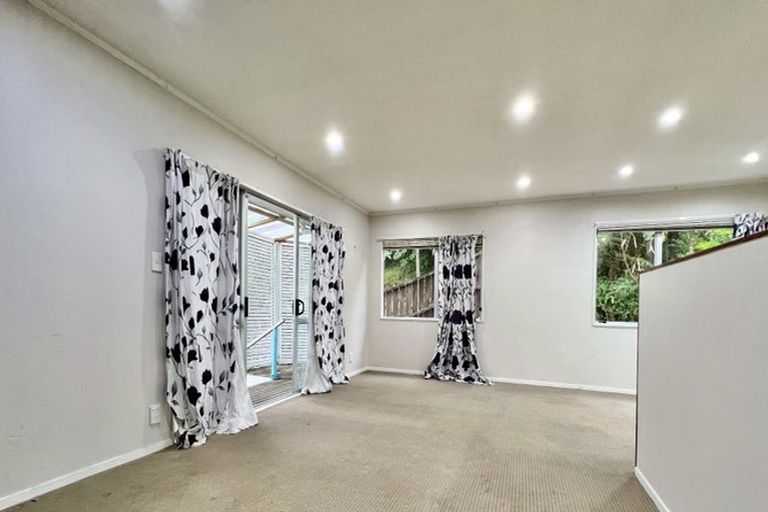 Photo of property in 4 Fernhaven Place, Massey, Auckland, 0614