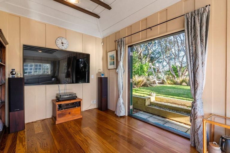 Photo of property in 23 Saint Michaels Crescent, Kelburn, Wellington, 6012