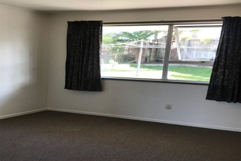Photo of property in 32 Roick Parade, Glen Eden, Auckland, 0602