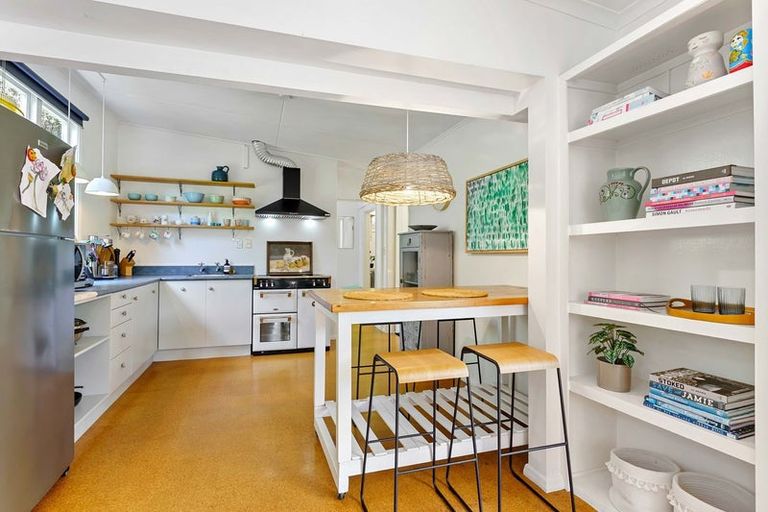 Photo of property in 42 Field Way, Waikanae Beach, Waikanae, 5036