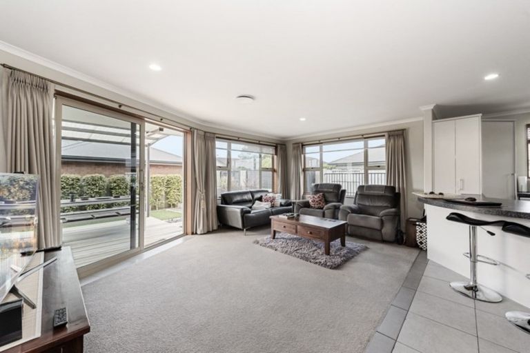 Photo of property in 18 Gibbston Close, Huntington, Hamilton, 3210